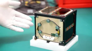 primeiro satélite de madeira