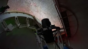 telescopio mayall observando o céu noturno