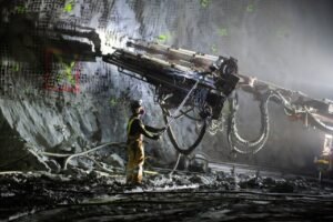Trabalhadores escavam uma caverna para o Experimento de Neutrinos em Grandes Profundidades