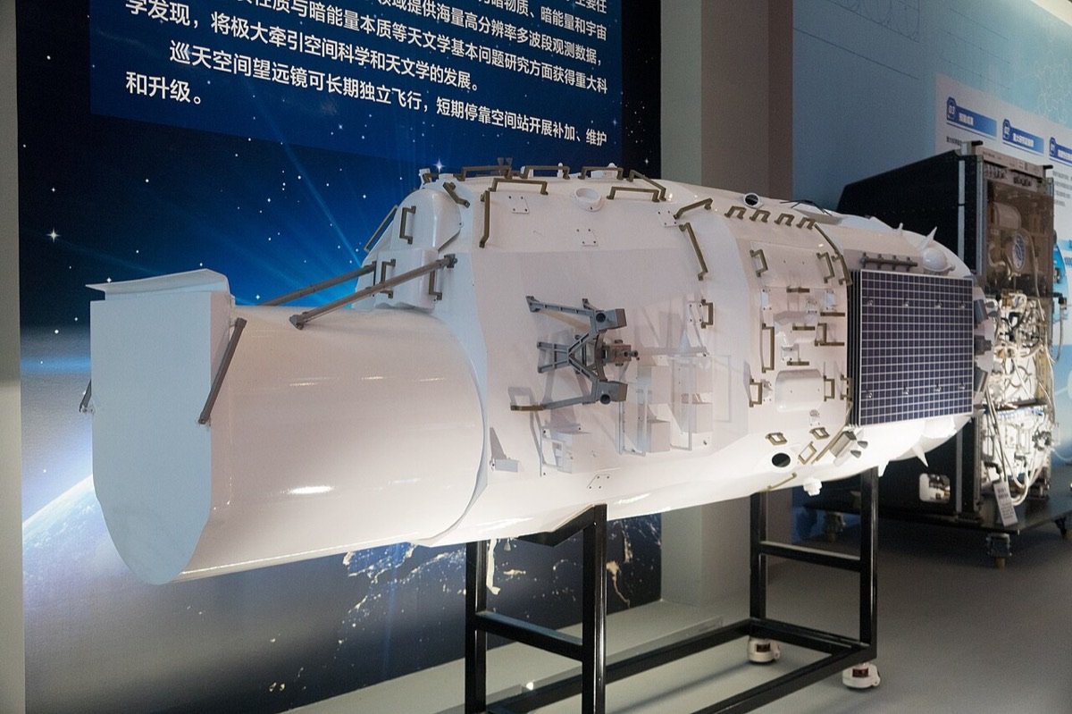 Maquete branca do telescópio espacial chinês Xuntian exposta sobre um suporte no Museu Nacional da China